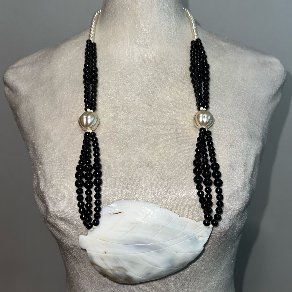Vtg Beaded Mother of Pearl Necklace - Picture 3 of 5